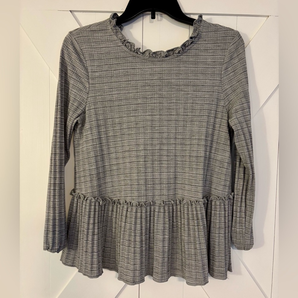 Altar’d State gray peplum top with a ruffled neck and hem. Size Medium.